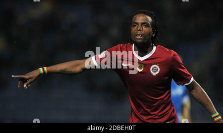 Liberec, Tschechische Republik. Oktober 2013. Gambrinus League, 12 rnd, FC Slovan Liberec gegen AC Sparta Praha, 1:1, 28. Oktober 2013, Liberec, Tschechische Republik. Costa Nhamoinesu von Sparta Praha während des Fußballmatches zwischen Slovan Liberec und Sparta Praha. *** Lokale Bildunterschrift: Slavek Ruta/ZUMA Wire/Alamy Live News Stockfoto