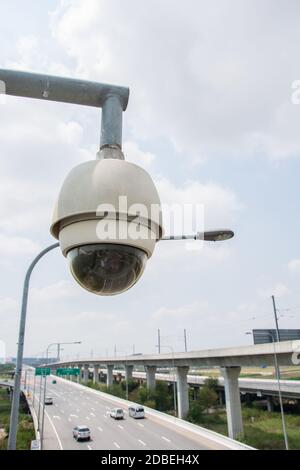 CCTV-Kamera, die auf der Straße unterwegs ist und den Verkehr erkennt Stockfoto