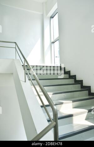 Treppe für Notausgang im Gebäude Stockfoto