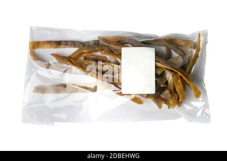 Getrocknete Karpfen Fisch Sticks in einer transparenten Verpackung mit einem weißen Etikett Vorspeise zu Bier isoliert auf weißem Hintergrund. Snack Fisch zu Bier. Nahaufnahme. Stockfoto