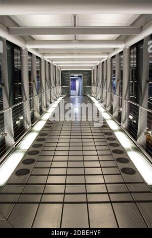 Travelator Tunnel in Airport Concourse Stockfoto
