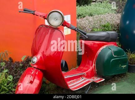 Vintage Roller im Garten geparkt, Vintage Ton Stockfoto