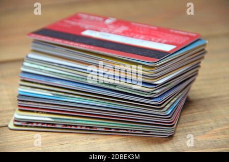 Stapel von verschiedenen Kreditkarten aus der Nähe. Haufen von Kreditkarten. Nahaufnahme von vielen Kreditkarten. Bankkarten aus Kunststoff. Internationale Zahlungssysteme Stockfoto