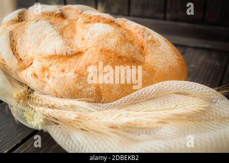 Traditionelles Brot mit Ohren auf dunklem rustikalem Holztisch Stockfoto