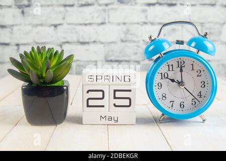 Mai 25 auf dem Holzkalender.der fünfundzwanzigste Tag des Frühlingsmonats, ein Kalender für den Arbeitsplatz. Feder. Stockfoto