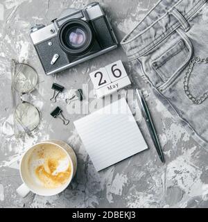 Mai 26 auf dem Holzkalender.der 26. Tag des Frühlingsmonats, ein Kalender für den Arbeitsplatz. Feder. Stockfoto
