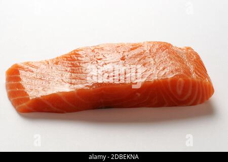 Nahaufnahme von rohem Lachsfilet Stockfoto