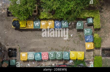 Große Wheelie-Behälter für allgemeine Abfälle und organische Gartenprodukte, Vogelperspektive Stockfoto