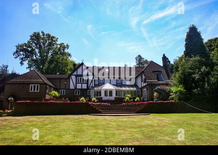 Ein großes Anwesen, im Tudor-Stil, in Großbritannien Stockfoto