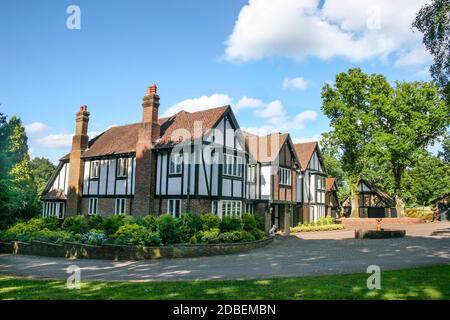 Ein großes Anwesen im Tudor-Stil in Großbritannien. Stockfoto