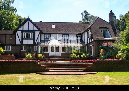 Ein großes Anwesen im Tudor-Stil in Großbritannien. Stockfoto