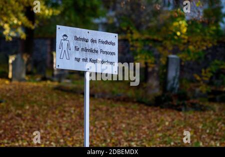 Magdeburg, Deutschland. November 2020. 'Den Friedhof für männliche Personen nur mit Kopfbedeckung betreten' ist auf einem Schild auf dem jüdischen Friedhof geschrieben. Quelle: Klaus-Dietmar Gabbert/dpa-Zentralbild/ZB/dpa/Alamy Live News Stockfoto