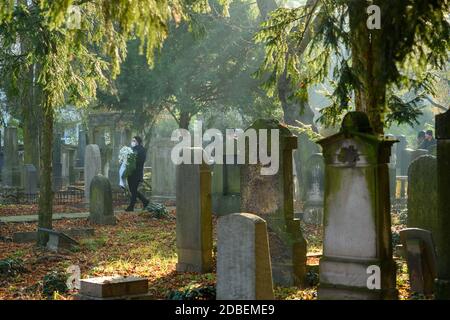 Magdeburg, Deutschland. November 2020. Ein Vertreter des Volksbundes Deutsche Kriegsgräberfürsorge Sachsen-Anhalt geht mit einem Kranz über den jüdischen Friedhof zum Denkmal für die im Ersten Weltkrieg verstorbenen jüdischen Soldaten. Quelle: Klaus-Dietmar Gabbert/dpa-Zentralbild/ZB/dpa/Alamy Live News Stockfoto