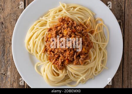 Spaghetti mit Bolognese-Sauce auf Holztisch Stockfoto