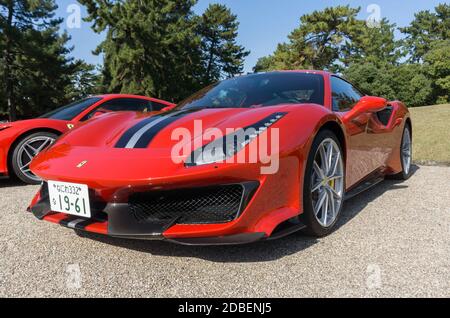 Vorderansicht eines Ferrari 488 Pista bei Sonnenschein im Freien Stockfoto