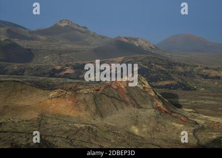 Wunderschöne Vulkanlandschaft am Morgen auf Lanzarote, Kanarische Inseln, Spanien. Der Calima Wind macht ein surreales Licht. Stockfoto