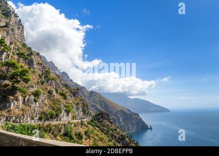 Amalfiküste, Italien. Unglaubliche Straße und Landschaft. Stockfoto