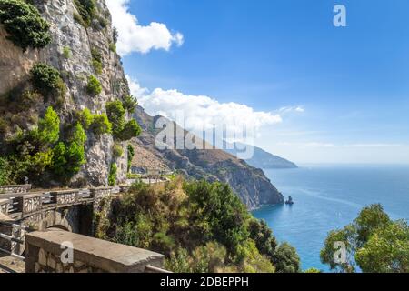 Amalfiküste, Italien. Unglaubliche Straße und Landschaft. Stockfoto