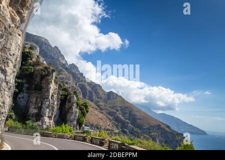 Amalfiküste, Italien. Unglaubliche Straße und Landschaft. Stockfoto