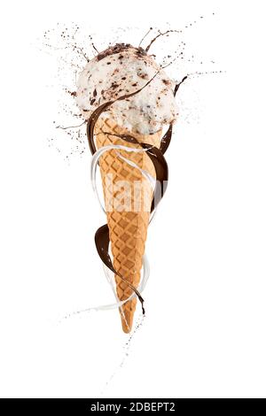 Stracciatella Eis-Kegel mit spritzender Milch um, isoliert auf weißem Hintergrund Stockfoto