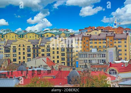 Europäische Stadt Iwano-Frankiwsk Westukraine. Iwano-Frankiwsk Stadtansichten: Zentraler Teil der Stadt. Stadtbild mit weißen Wolken. Modernes Äußeres. Urban p Stockfoto