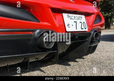 Nahaufnahme der Auspuffe eines rosso Red Ferrari F8 Tributo in der Herbstsonne in Nara, Japan Stockfoto