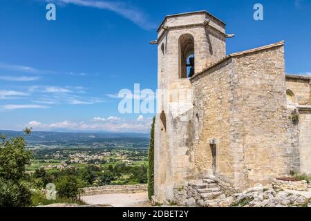 Alte Kirche im Dorf Oppede-Le-Vieux, Provence, Frankreich Stockfoto