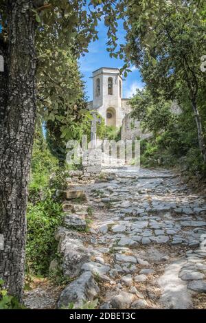 Alte Kirche im Dorf Oppede-Le-Vieux, Provence, Frankreich Stockfoto