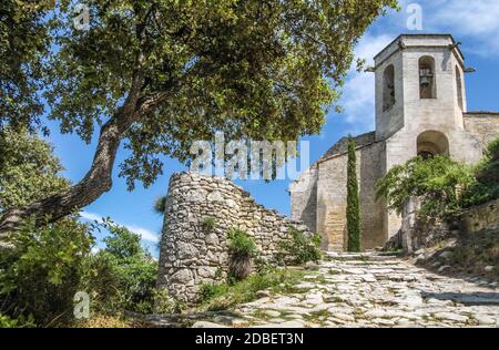 Alte Kirche im Dorf Oppede-Le-Vieux, Provence, Frankreich Stockfoto