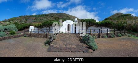 El Hierro - Kirche Ermita Virgen de Los Reyes - Panorama von vorne Stockfoto