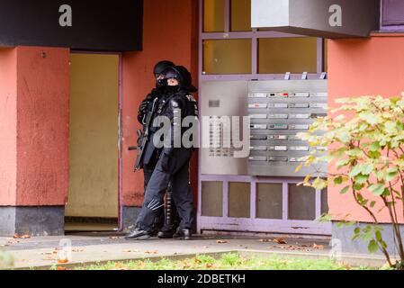 Berlin, Berlin, Deutschland. November 2020. Bei Razzien, bei denen die Polizei drei Verdächtige verhaftete, ist die Polizei vor einem Hauseingang zu sehen. Mehr als 1600 Polizisten unter der Führung von Soko 'Epaulette' sind an einer groß angelegten Polizeioperation beteiligt. 18 Objekte werden überfallen, darunter zehn Wohnungen, Garagen und Fahrzeuge. Im Mittelpunkt der Aktion steht die Suche nach den gestohlenen Kunstschätzen und möglichen Beweisen wie Speichermedien, Kleidung und Werkzeugen im Zusammenhang mit dem spektakulären Raubüberfall im Grünes Gewoelbe Museum in Dresden am 25. November 2019. (Bild: Stockfoto