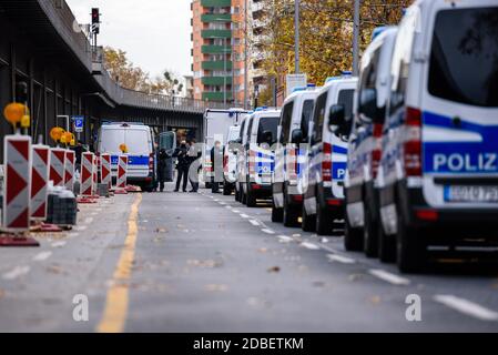 Berlin, Berlin, Deutschland. November 2020. Bei Razzien, bei denen die Polizei drei Verdächtige verhaftete, sind in der Gitschiner Straße Polizeiautos zu sehen. Mehr als 1600 Polizisten unter der Führung von Soko 'Epaulette' sind an einer groß angelegten Polizeioperation beteiligt. 18 Objekte werden überfallen, darunter zehn Wohnungen, Garagen und Fahrzeuge. Im Mittelpunkt der Aktion steht die Suche nach den gestohlenen Kunstschätzen und möglichen Beweisen wie Speichermedien, Kleidung und Werkzeugen im Zusammenhang mit dem spektakulären Raubüberfall im Grünes Gewoelbe Museum in Dresden am 25. November 2019. (Bild: © Stockfoto