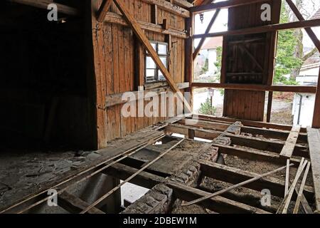 Ein altes Holzhaus mit einem gebrochenen Boden. Ein Haus wird abgerissen Stockfoto