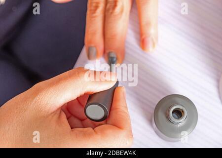 Maniküre Hände arbeiten mit Vorräten und Werkzeugen Stockfoto