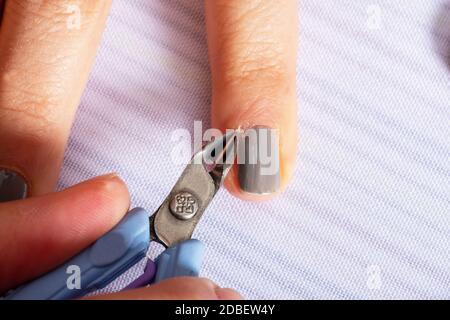 Maniküre Hände arbeiten mit Vorräten und Werkzeugen Stockfoto