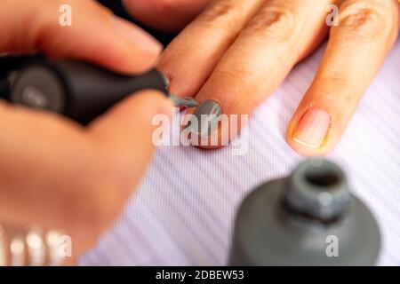 Maniküre Hände arbeiten mit Vorräten und Werkzeugen Stockfoto
