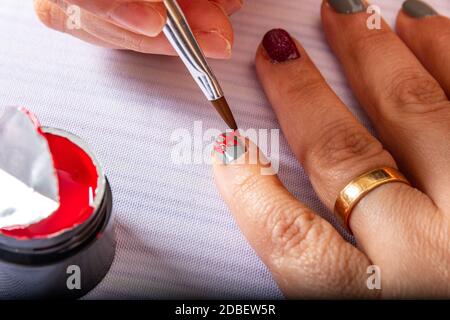 Maniküre Hände arbeiten mit Vorräten und Werkzeugen Stockfoto