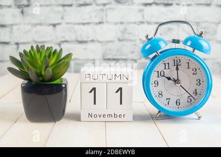 November 11 auf dem Holzkalender.der elfte Tag des Herbstmonats, ein Kalender für den Arbeitsplatz. Herbst. Stockfoto