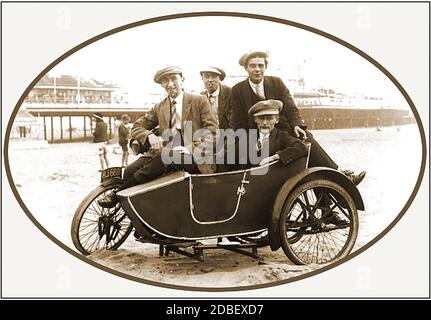Ein Foto aus den 1930er/1940er Jahren von einem Motorrad und einem Seitenwagen an einem britischen Strand mit seinen vier flachen bedeckten Insassen. Stockfoto