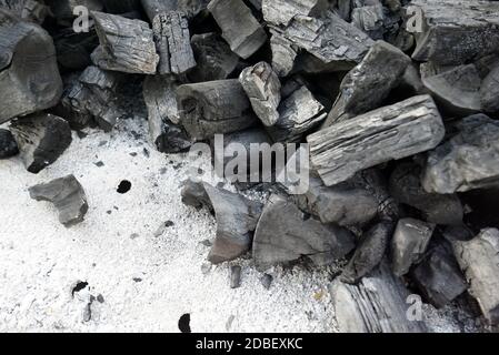 Verbrannte Holzkohle im BBQ Herd Stockfoto