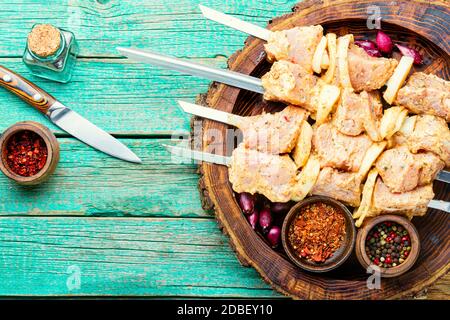 Rohes Schweinefleisch in Marinade, auf Spiessen.Rohes Schweinefleisch Schisch Kebab.Herstellung Kebabs Stockfoto