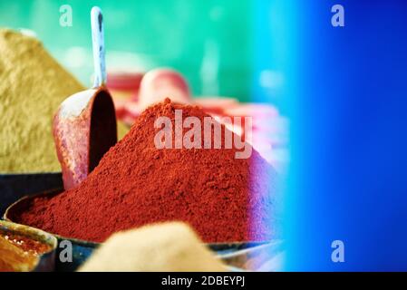 Farben Gerüche und Aromen im Gewürzmarkt Fez, in Marokko Stockfoto