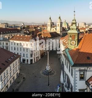 Panorama-Luftaufnahme des Stadtplatzes in Ljubljana, Hauptstadt von Slowenien, bei Sonnenuntergang. Leere Straßen der slowenischen Hauptstadt während Corona Virus Pandemie SoC Stockfoto