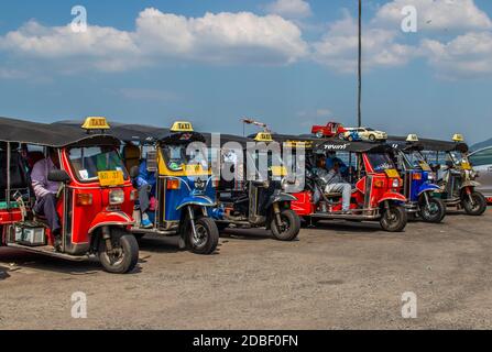 Tuk Tuk Friver warten auf Kunden Stockfoto