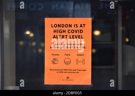 London, Großbritannien. November 2020. Blick auf ein Warnschild mit hohem COVID-Alarmniveau an einem Restaurantfenster in Soho.die meisten Plätze haben geschlossen, da die zweite einmonatige nationale Sperre in England eingreift. Kredit: SOPA Images Limited/Alamy Live Nachrichten Stockfoto