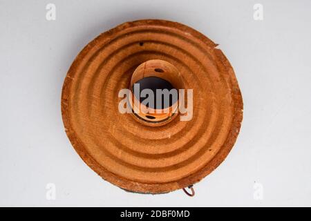 Das bewegliche System des Mitteltöners 20gds-3 der sowjetischen Produktion. Diffusor und Magnetspulenlautsprecher. Stockfoto