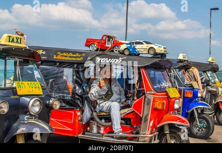 Tuk Tuk Friver warten auf Kunden Stockfoto