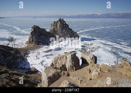 Baikalsee im Winter. Blick auf Burkhan Cape und Shaman Rock. Tiefster und größter Süßwassersee. Olchon, Russland, Sibirien. Stockfoto