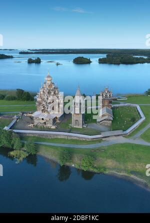 Luftaufnahme der Insel Kizhi. Kirche der Verklärung erbaut im frühen 18. Jahrhundert. Onega See, Karelien, Russland. Stockfoto