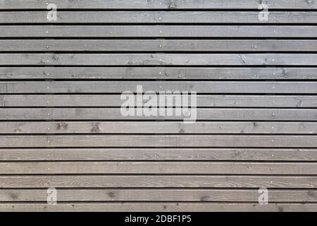 Holzwand aus horizontalen grauen Brettern Stockfoto